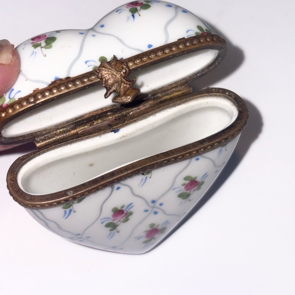French Limoges Peint Main hinged heart-shaped trinket box - Picture 7 of 10